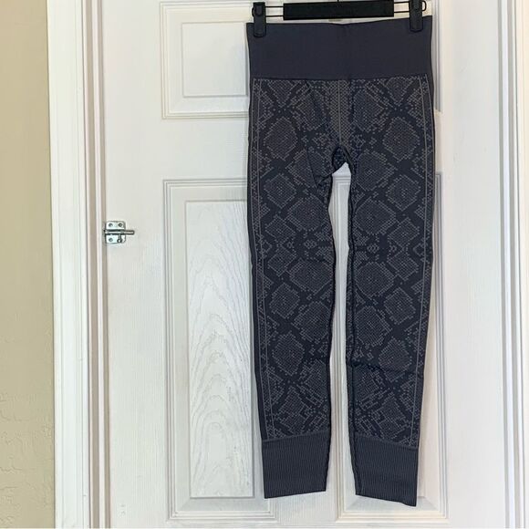 Lululemon Ebb To Street Heathered Dark Slate Snake Print Leggings Size 6 - Picture 9 of 10